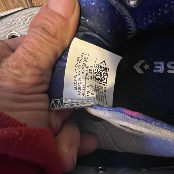 Womens light gray converse, size 9 - Picture 4 of 5